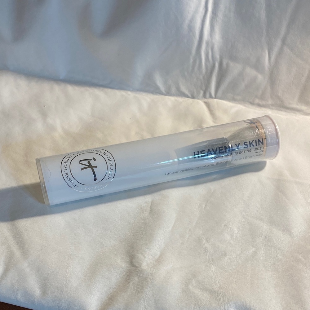IT Cosmetics CC+ Skin Perfecting Brush - Picture 8 of 9